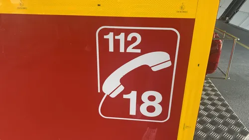 Une voiture fait plusieurs tonneaux sur l'autoroute