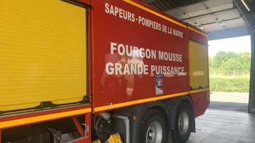 Un important feu de végétation en cours