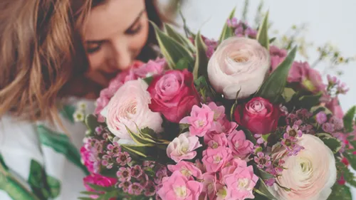 POUR LA FÊTE DES MERES, CONTACT FM VOUS OFFRE VOTRE BOUQUET DE...