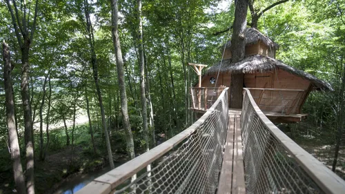 GAGNEZ VOTRE NUIT EN FAMILLE DANS LES ARBRES AUX CABANES AU BOIS...