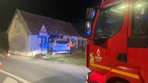 Une voiture s'encastre dans une dépendance
