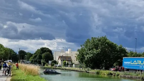 Une voiture dans le canal