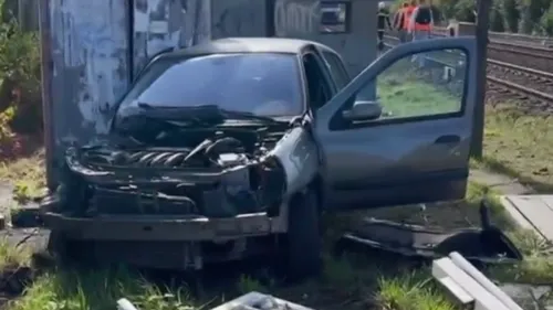 Amiens : une voiture violemment percutée par un train à un passage...