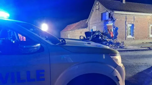 Deux jeunes meurent après avoir percuté la façade d'une maison,...