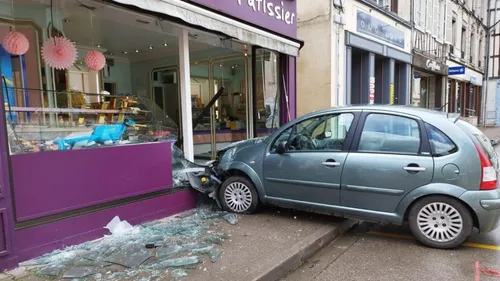 La voiture fonce dans la vitrine d'une boulangerie