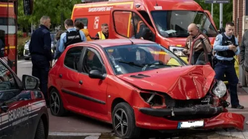 Une voiture fonce dans la vitrine d'un commerce