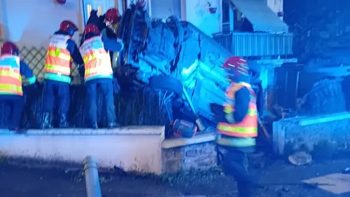 La voiture termine sa course sur les escaliers d'une maison