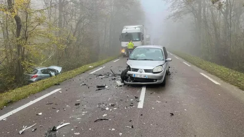 Brouillard : il tente un dépassement et percute une voiture