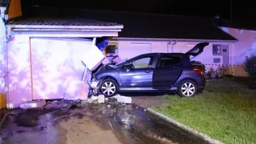 Une voiture a terminé sa course dans la façade d'une maison à...