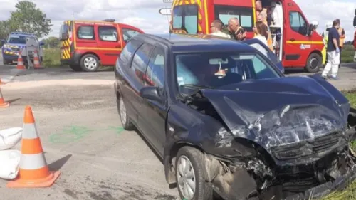 Collision entre une voiture et une ambulance : le patient éjecté...