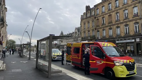 Un contrôleur de bus fait un arrêt cardiaque