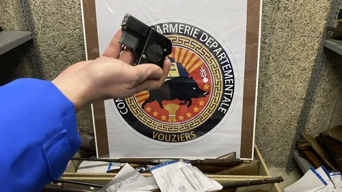 Elle trouve une liasse de billets en venant déposer une arme chez...