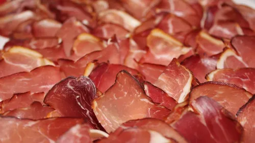Charcuterie : l'Anses confirme un lien entre nitrites et risque de...