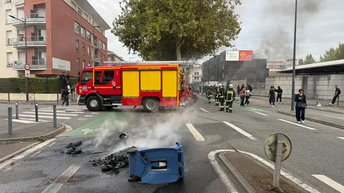 Blocages lycéens : incendies & CRS déployés à Gallieni