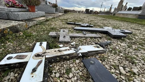 Des tombes profanées dans un cimetière