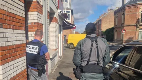 Une impressionnante descente de police surprise dans une...