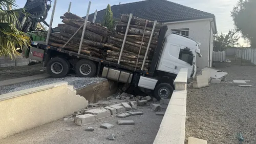 Un camion défonce plusieurs murs avant de finir chez un particulier