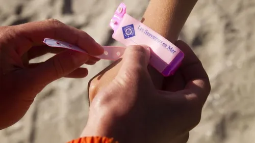 Plages du Nord-Pas-de-Calais : des bracelets fluo distribués pour...