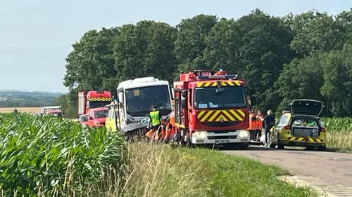 Trois morts dans une collision entre une voiture et un bus scolaire