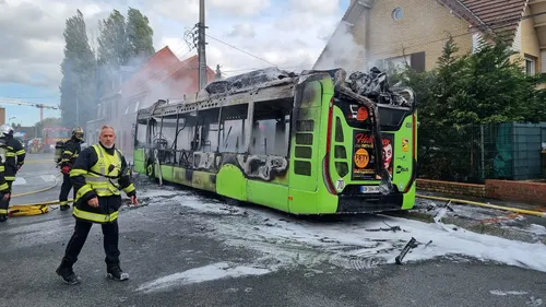 Cappelle-la-Grande : un bus en circulation prend feu, les passagers...