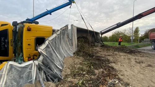 Un camion benne se renverse sur la route de Châlons
