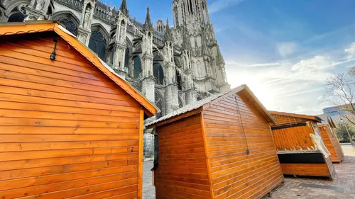 Les chalets de noël arrivent sur le parvis de la cathédrale à Reims 