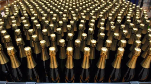 Donald Trump menace de sabrer le Champagne