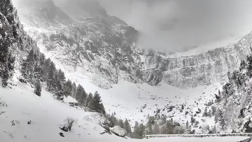 Retour de la neige dans les Pyrénées, des routes fermées