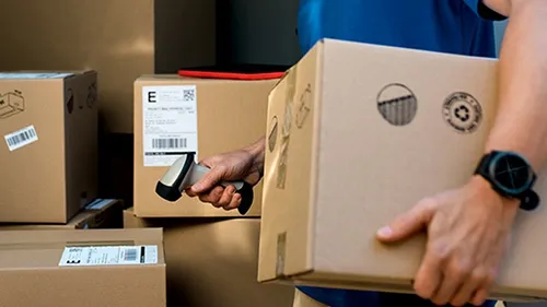 Une vente de colis perdus est organisée à Lille 