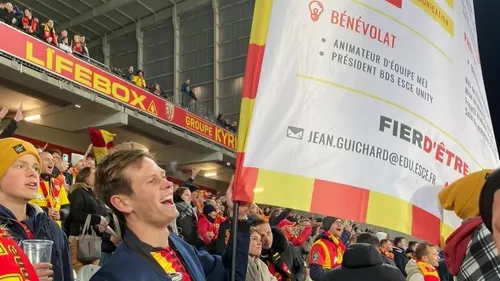 Lens : Après avoir fait le buzz avec son CV imprimé sur un drapeau,...