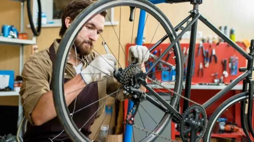 Une formation pour devenir mécanicien vélo.