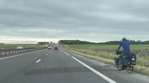 Un cycliste sur l’autoroute
