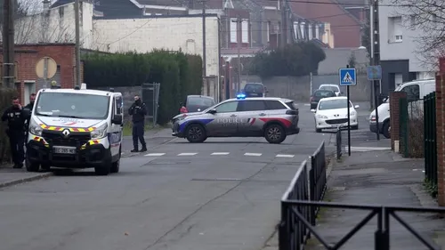Valenciennes : une pancarte apposée sur les grilles d'une école...