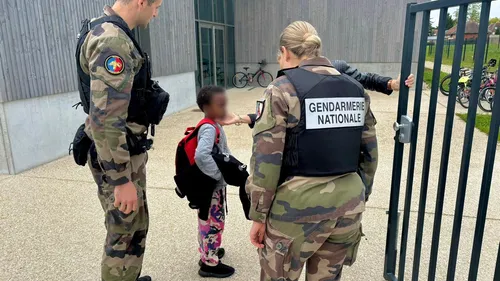 Il rate son bus, les gendarmes l'accompagnent à l'école