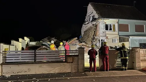 Une maison soufflée par une explosion