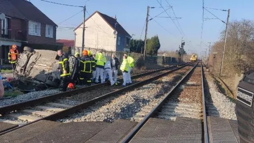Un train et une voiture se percutent à Isbergues : le conducteur...