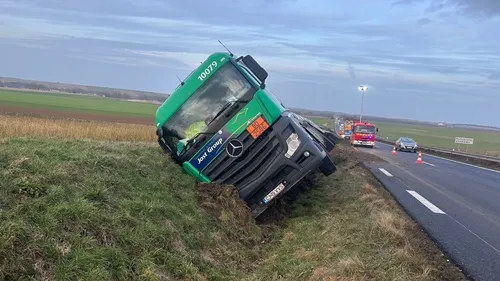 Un camion-citerne transportant de l'acide se couche sur le flanc