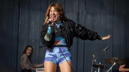 Propos violents envers Emmanuel Macron : le concert d'Izïa Higelin...