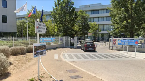 Il se présente aux urgences avec un obus coincé dans l'anus,...