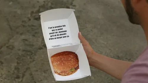 Mobilisation de L214 devant Burger King à Reims