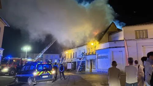 Un violent incendie endommage plusieurs commerces et logements   