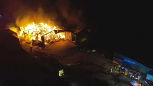 Pas-de-Calais : un hangar agricole parti en fumée et un...