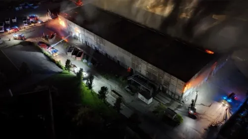 Un entrepôt de 5000 m2 totalement embrasé à Harnes