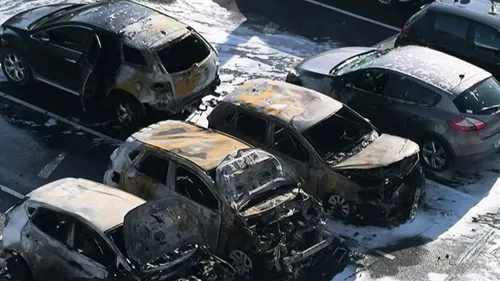 Cinq véhicules en feu  