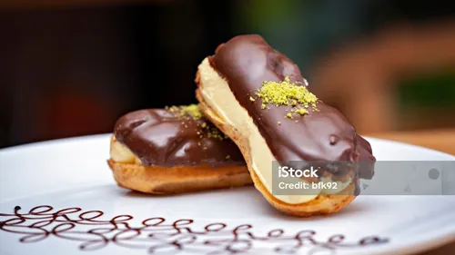 Où trouver les meilleurs éclairs au chocolat, flan vanille et...