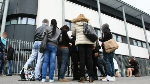 Un professeur hospitalisé après avoir été frappé par des élèves