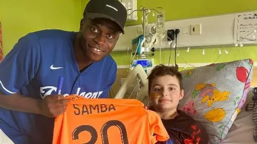 Coup de Coeur: Brice Samba rend visite à l'un de ses fans, malade! 