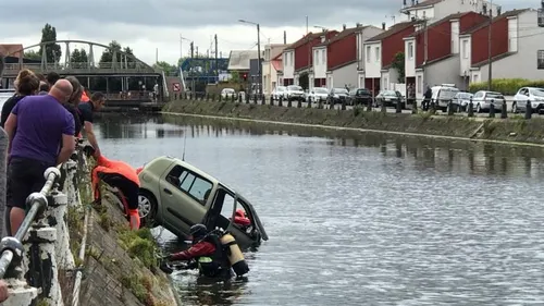 Une voiture tombe dans le canal à Calais, sa conductrice en urgence...
