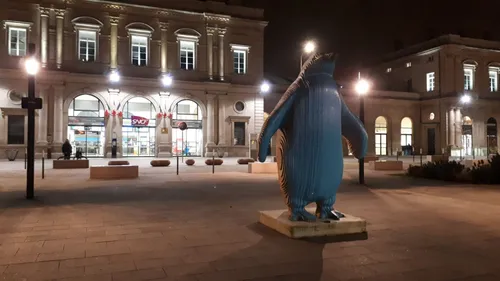Un manchot géant se dresse devant la gare de Reims