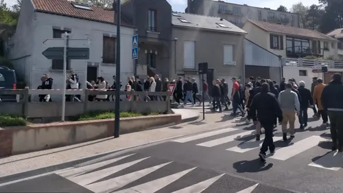 Picardie : une centaine de personnes ont marché pour rendre hommage...